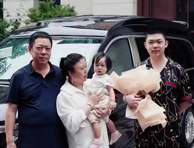 南京于总喜提奔驰威霆7座商务车