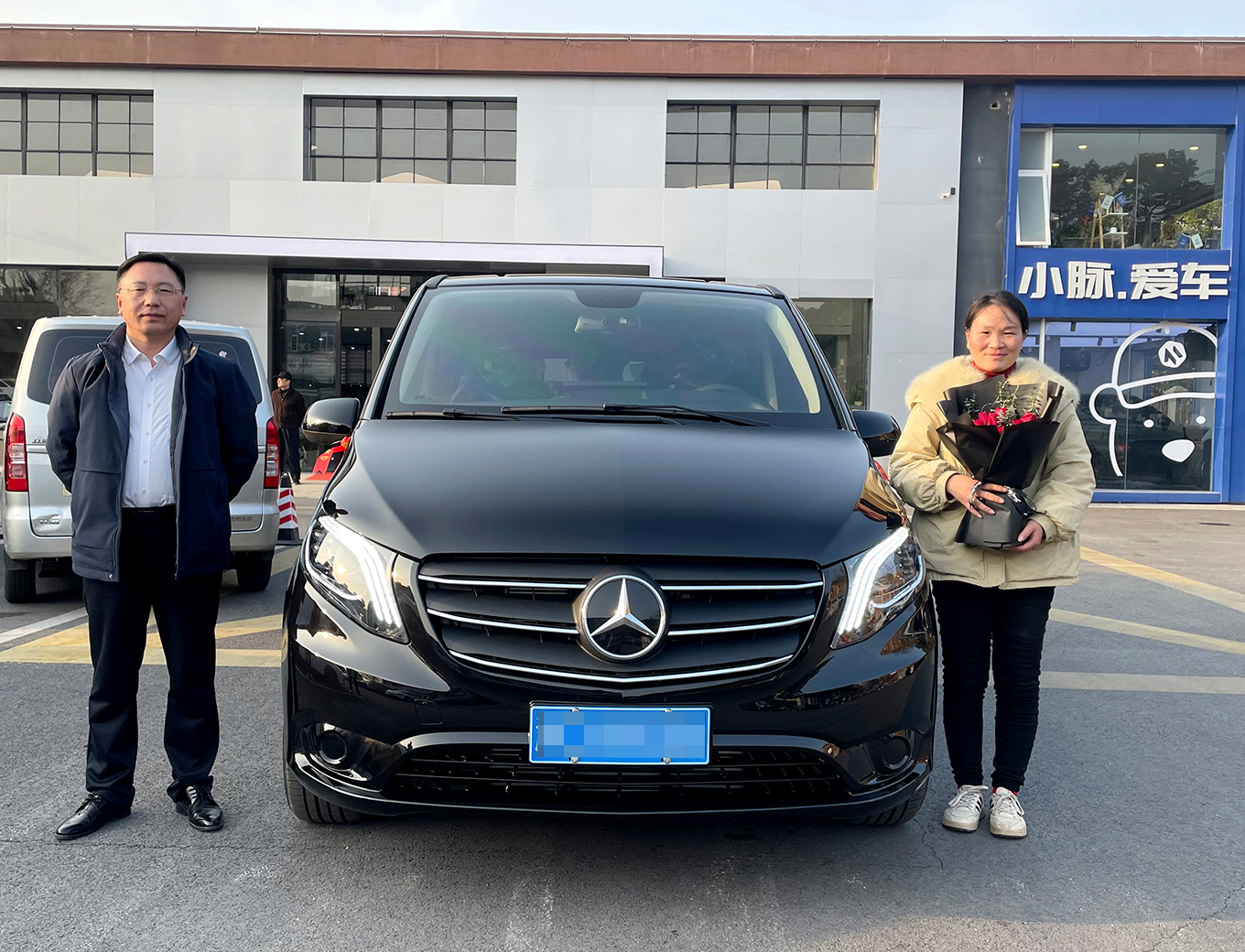 恭喜杨女士喜提二手奔驰威霆商务车