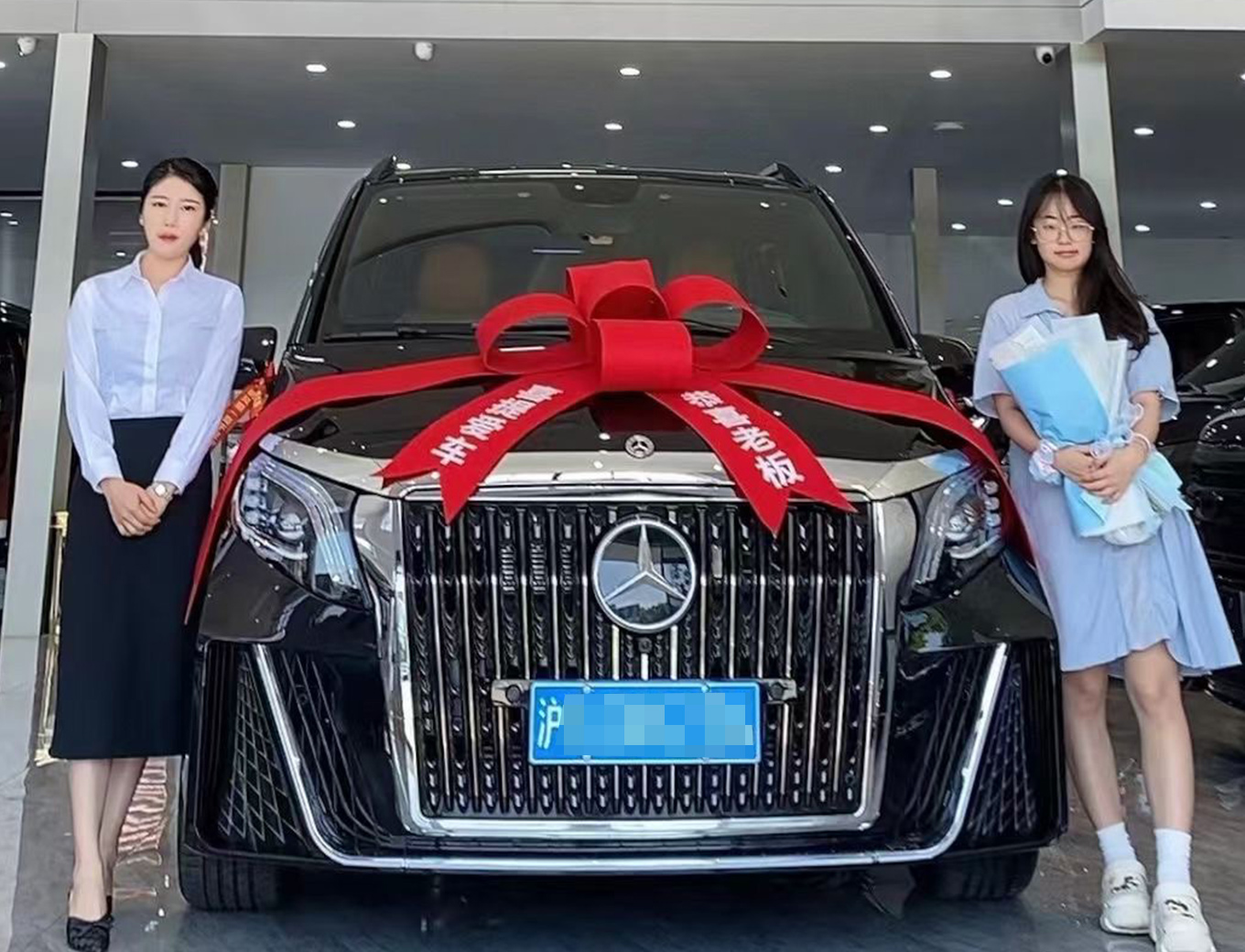 恭喜小姐姐喜提奔驰威霆大商务车