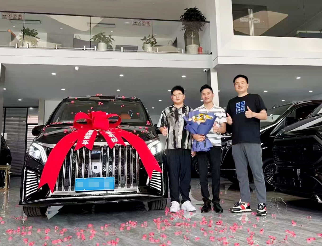 恭喜杭州张总喜提奔驰威霆七座商务